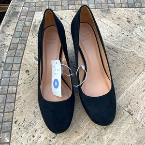 Black heels - size 8 (never worn)